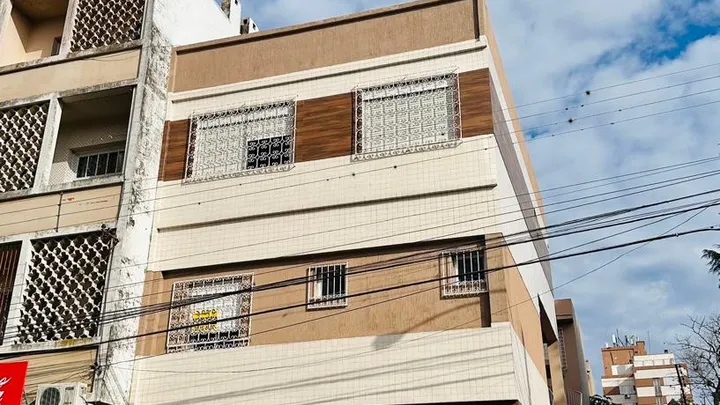 Apartamento 02 dormitórios semimobiliado, central com garagem